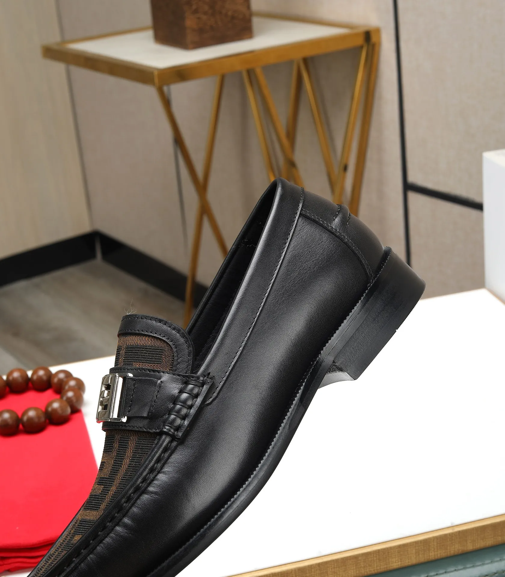 Men's shoes 💰580 (high-end, full cowhide) FENDI Fendi high-end formal leather shoes, original Italian imported cowhide surface + cowhide lining, original hardware, I believe you will be impressed from the first time you see it. The avant-garde atmosphere can no longer fully interpret its elegance. AAA grade rubber outsole, super comfortable. Original counter last, ensuring its original version and quality. The simple upper ensures its comfort and breathability. A pair of truly good shoes has its own unique soul, famous quality, regular size 38-44 (45 46 customized)